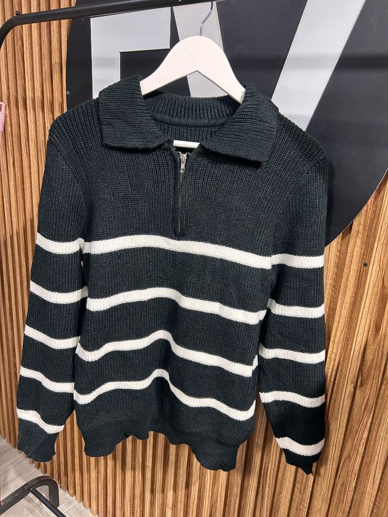 Sweater de cuello con cierre a rayas